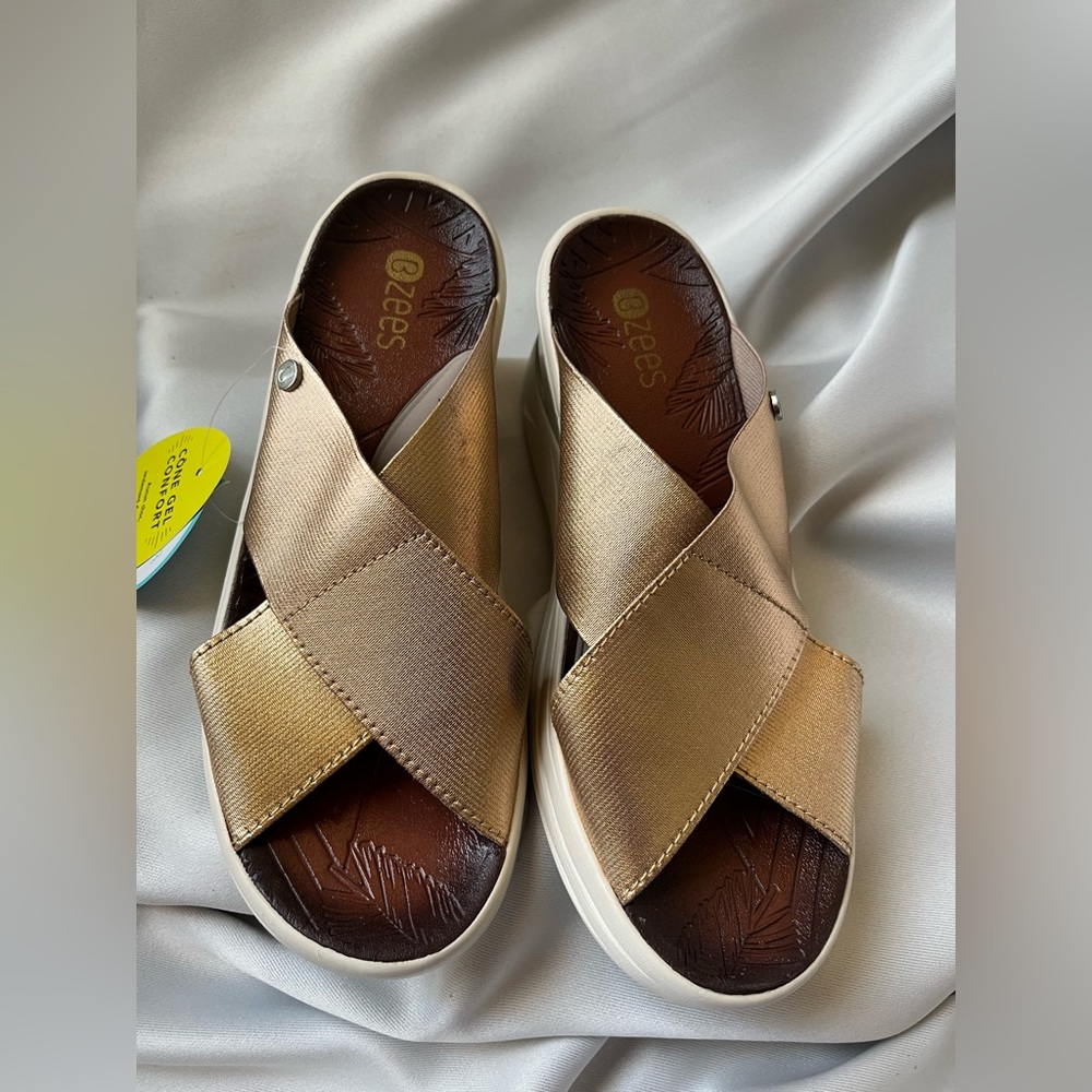 Bzees Gold Women's Sandals 7 New with tags